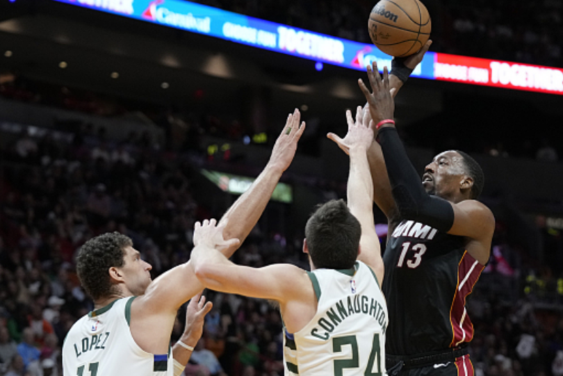 篮球惊险逆转取胜，粉丝狂欢不已