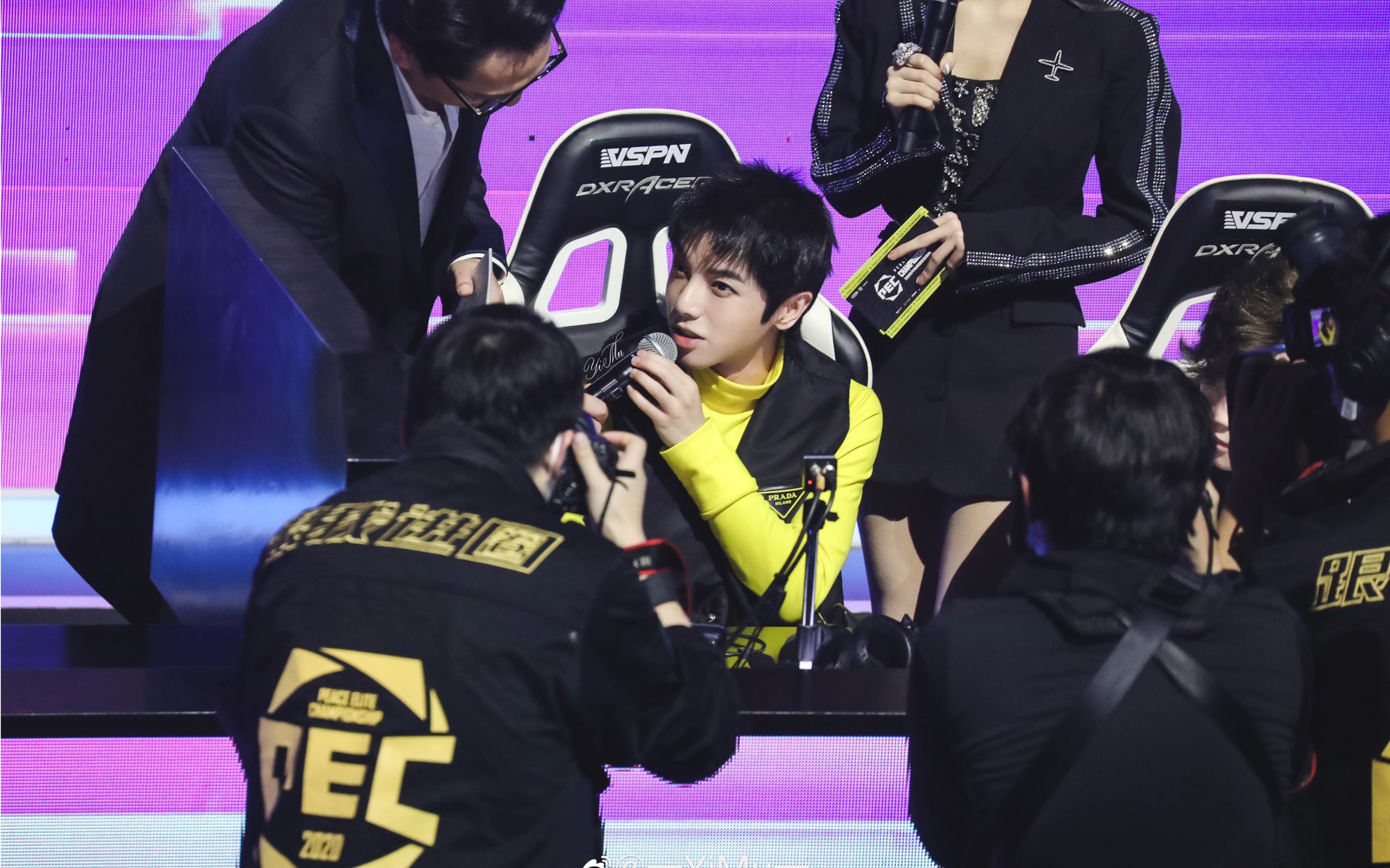 包含和平精英明星选手受伤退赛，引发热议的词条