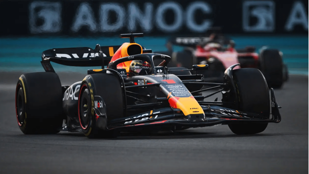 雷诺车队完胜红牛车队，汉密尔顿扛起全队