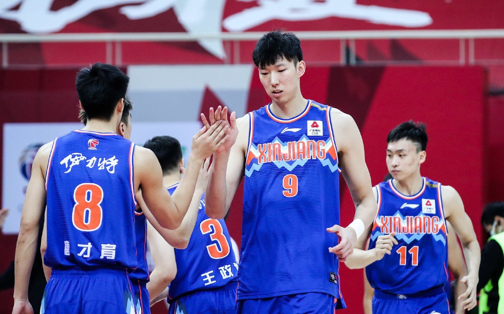 马刺碾压广州队，周琦点燃赛场