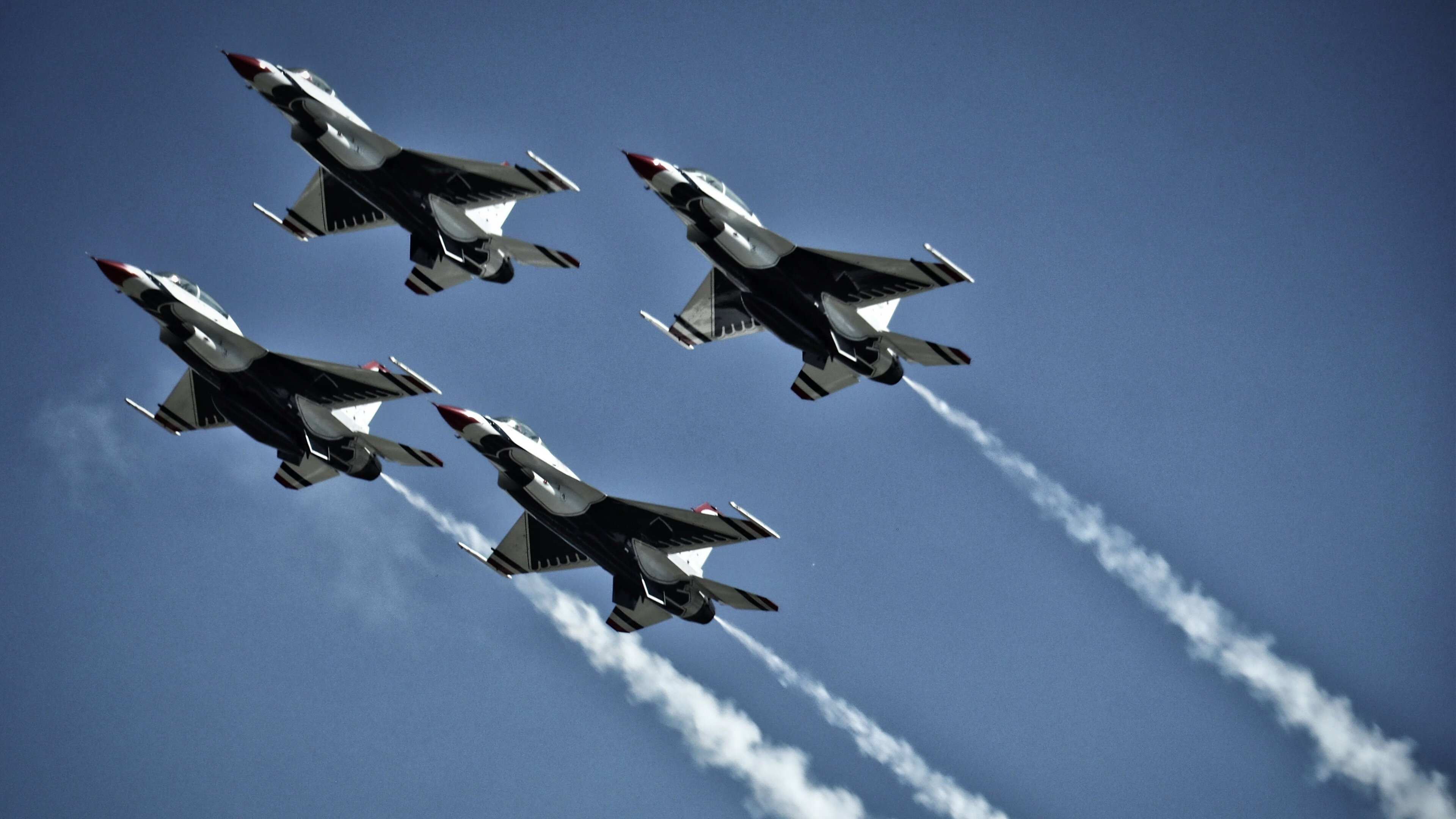 黑马奇迹,冰川火山间的绿茵史诗—雷克雅未克午夜阳光下的欧冠神话